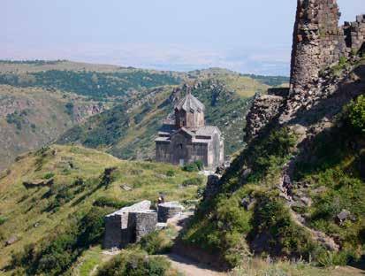 Proseguimento a Noraduz dove si trova una vasta quantità di khachkars (pietre croci), una delle manifestazioni più originali della cultura e del costume religioso armeno. Arrivo a Yerevan.