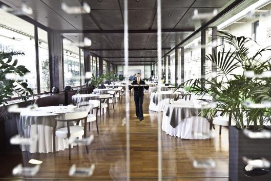 In un elegante, moderno e luminoso spazio, parallelo alla Manica Lunga è ospitato il ristorante Combal.