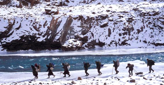 Il cammino di ghiaccio Trekking invernale lungo il Chadar, unica via di comunicazione durante l inverno dello Zanskar Lo Zanskar è la regione più remota dell Himalaya indiano, situata oltre i