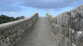 Il Castello e il Ponte della Badia in epoca etrusca risale la costruzione dei due piloni in blocchi di tufo rosso direttamente poggianti sull'alveo