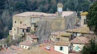 Il posteggio vicino all entrata del castello è pieno.