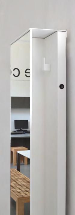 asciuga e nasconde due accappatoi rendendo lo spazio del bagno organizzato ed elegante. Disponibile in alluminio verniciato bianco e nero con specchio sulla superficie frontale.