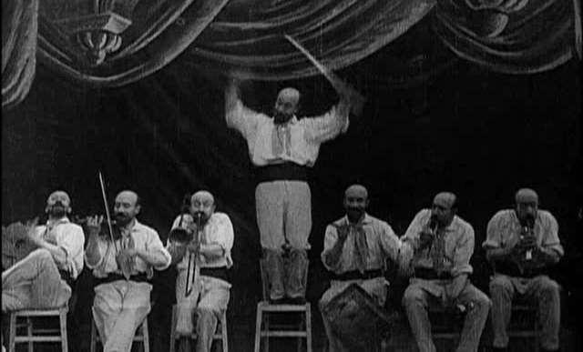 Le invenzioni L Homme orchestre (1900) Méliès, che è già quasi un regista, non vuole riprodurre la realtà, come i Lumière, ma piuttosto esprimerla, utilizzando la propria esperienza di illusionista