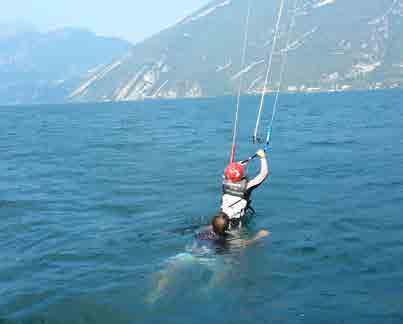 4 persone I SERVIZI DI LIFT E NOLEGGIO COMPRENDONO: - Trasporto navetta dalla scuola alla barca kite in Navene (servizio garantito negli orari