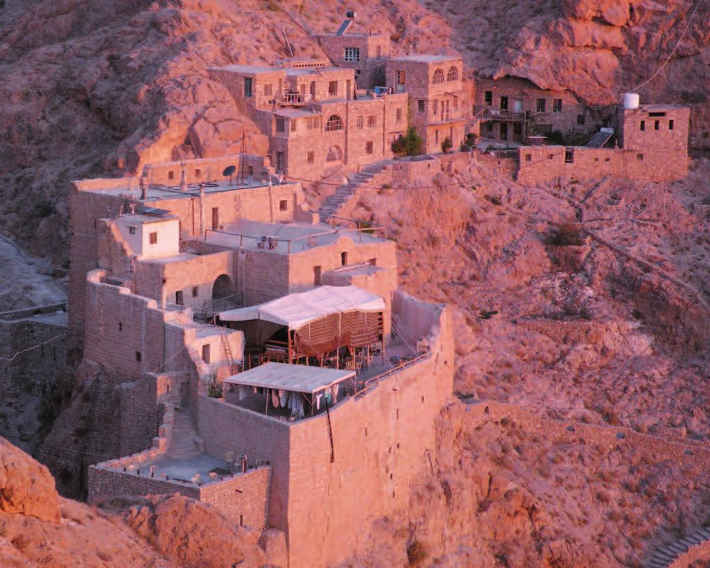 La comunità monastica Al-Khalil (L amico di Dio) Incastonato tra le montagne come se fosse opera stessa della natura, Deir Mar Musa si trova in Siria, a circa 80 chilometri da Damasco.