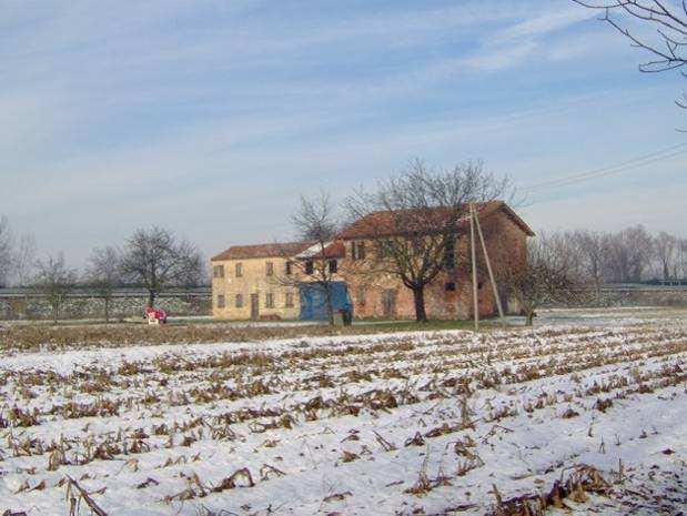 950,00 L edificio è a tipologia in linea con mattoni a vista, ubicato in un contesto prevalentemente agricolo e scarsamento edificato ma prossimo all autostrada A27 Venezia-Belluno.