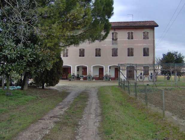 L edificio B è adibito a stalla e fienile Piani fuori terra n. 3 Distanza ed. residenziale ml.