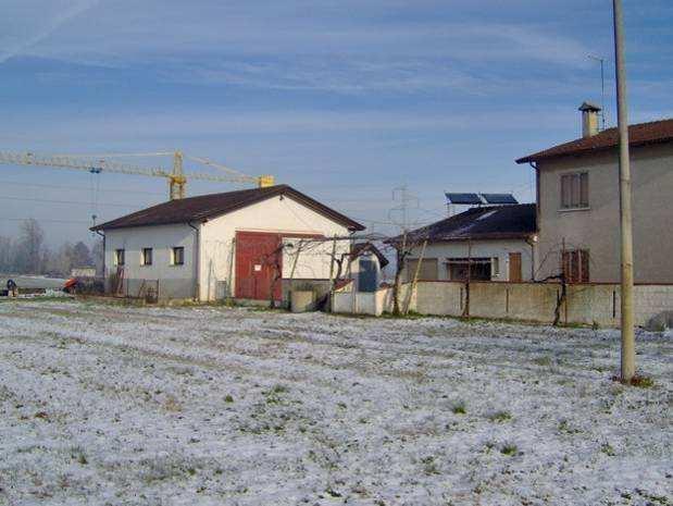 Edificio A: fabbricato contipologia a capannone separato Piani fuori terra n. 1 dall abitazione principale Edificio B: deposito attrezzi-garage in adiacenza all abitazione principale Distanza ed.