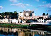 Nenecháme si ujsť ani najväčší renesančný zámok na rieke Loire Chambord. Odchod do hotela, fakultatívne večera. 5. deň: Raňajky, presun do Versailles.