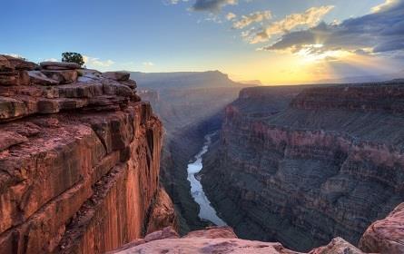 Regione occidentale Non mancano depressioni desertiche come la Valle della Morte, laghi d acqua salmastra (Gran Lago Salato)e spettacolari canyon; tra questi il più noto è Grand Canyon, un solco