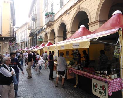 Gazebo per mercatini modello Stand Basic I moderni gazebo stand modello Stand Basic, ideali per esposizioni fieristiche e mercati cittadini, una tipologia di copertura molto ricercata anche da chi