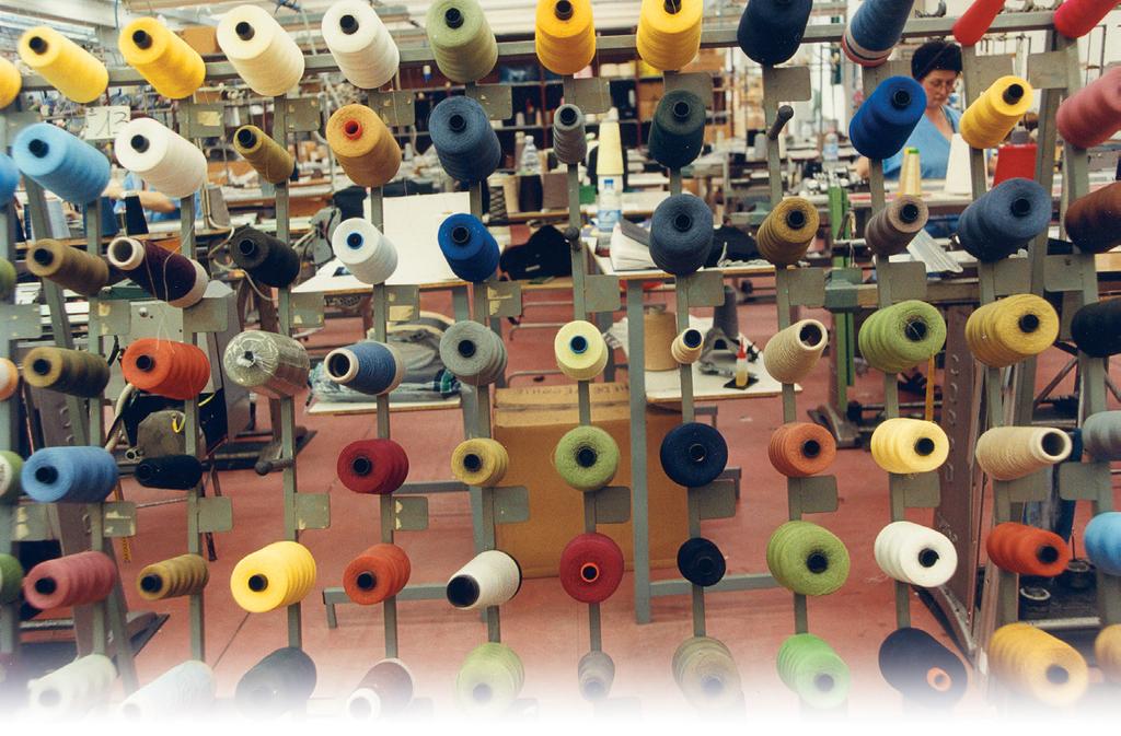 TESSILE ABBIGLIAMENTO TESSILE ABBIGLIAMENTO Il settore tessileabbigliamento della provincia di Modena si è affermato sul mercato italiano ed internazionale nella seconda metà degli anni 60.