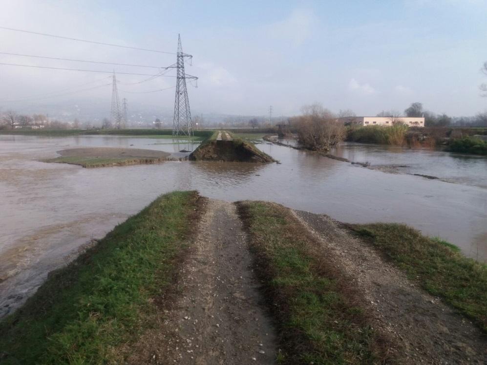 monte Foto 8 26/11/2016: Rotta arginale a valle del ponte di