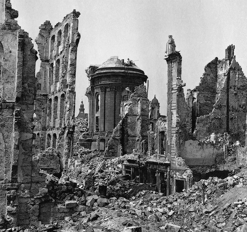 Dresda, Frauenkirche. Ciò che rimaneva della chiesa dopo i bombardamenti. Cronologia della tutela nella DDR: 1949 Nascita della DDR.