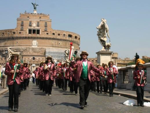 gruppo di musicisti che si cimentano nel suonare strumenti molto