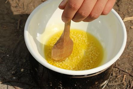 1 goccia di olio essenziale Utensili: Stick per balsamo labbra Cucchiaio o paletta per mescolare Cucchiaino per riempire gli stick Pentola con acqua per il