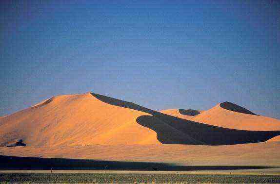 Proprio fra queste enormi dune si aprono alcuni bacini relativamente vicini l uno all altro, perfettamente tondi, piani e lisci, di un bianco abbacinante.