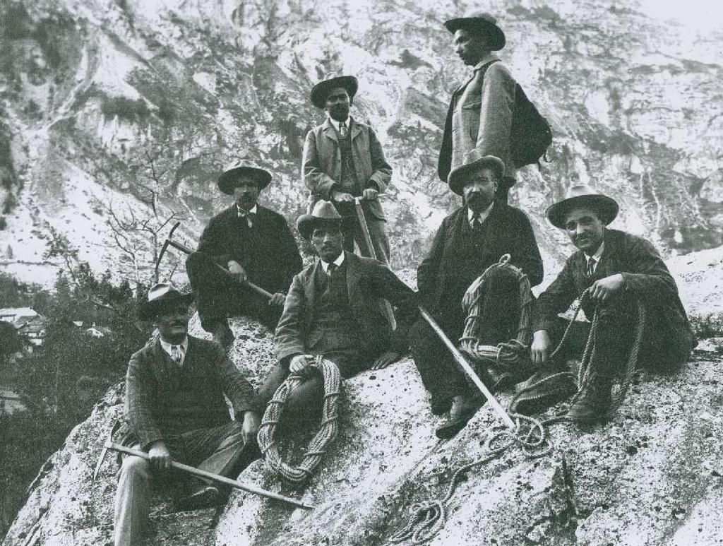 GUIDE E PORTATORI DI COURMAYEUR IN KARAKORUM In piedi da sinistra Albert Savoye