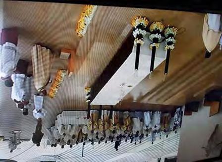 L altare, frontalmente, è bordato da un drappo nero; ai lati, vi sono 3 + 3 candelabri neri aventi ciascuno, alla base, 3 corone di fiori circolari a diametro crescente.