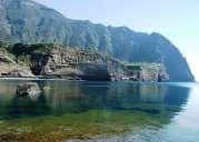 Arrivati al porto si avranno circa due ore a disposizione per la visita del piccolo paese e rilassarsi nelle lunghe spiagge di sabbia nera. Maccheronata in barca.