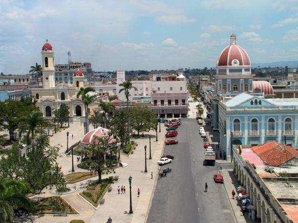 panoramica della città di Cienfuegos, al Parco Marti, al Teatro Terry, al boulervard e al lungomare.