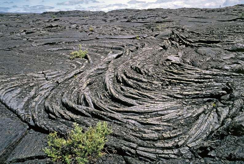 4.6 Attività vulcanica effusiva Lave a corda Se il magma è povero di gas, si forma sulla superficie della colata una sottile pellicola consolidata, sotto