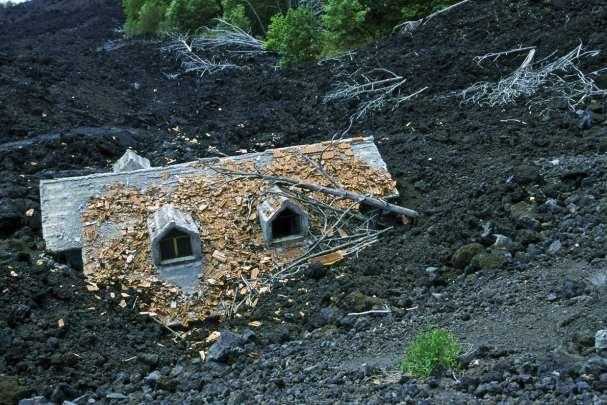 4.9 Rischio vulcanico: previsione e prevenzione La difesa dalle eruzioni si attua evitando di costruire insediamenti nelle zone ad