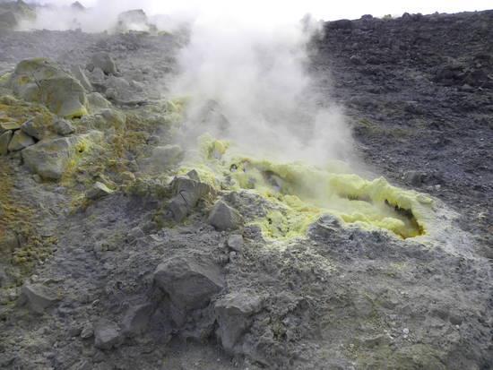 IL VULCANISMO SECONDARIO SOLFATARE Emissioni di gas contenenti zolfo (anidride solforosa o idrogeno solforato).