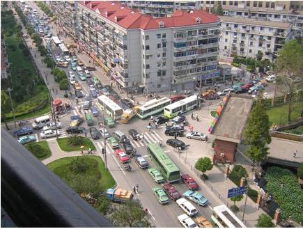 Coda di auto a un incrocio stradale. Il primo esempio, molto semplice, è la coda di auto a un incrocio stradale, dove un semaforo stabilisce i tempi di scorrimento del traffico tra due vie.