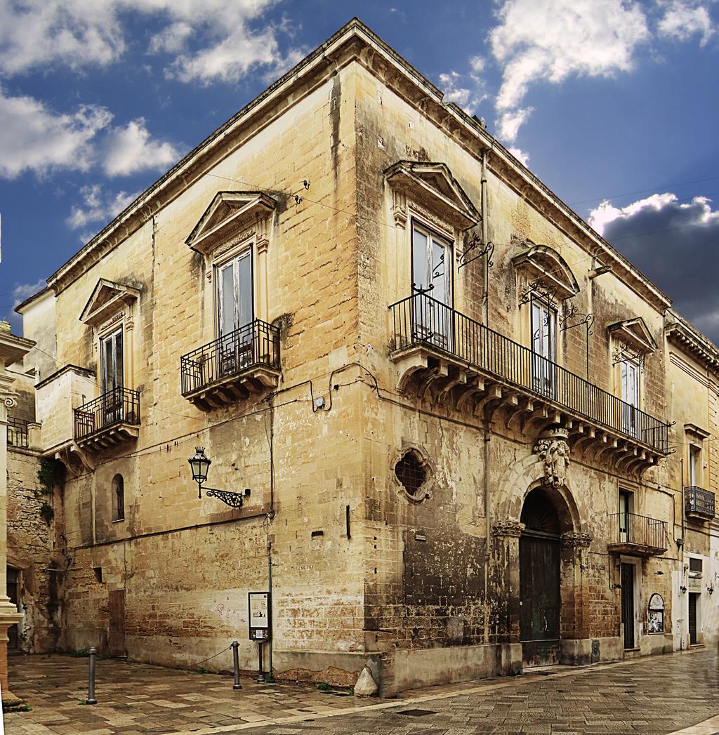 In via Libertini 44, portaggio di Rugge, isola della Chiesa Nuova, si trova il palazzo Zimara, uno della quarantina di palazzi cinquecenteschi di Lecce.