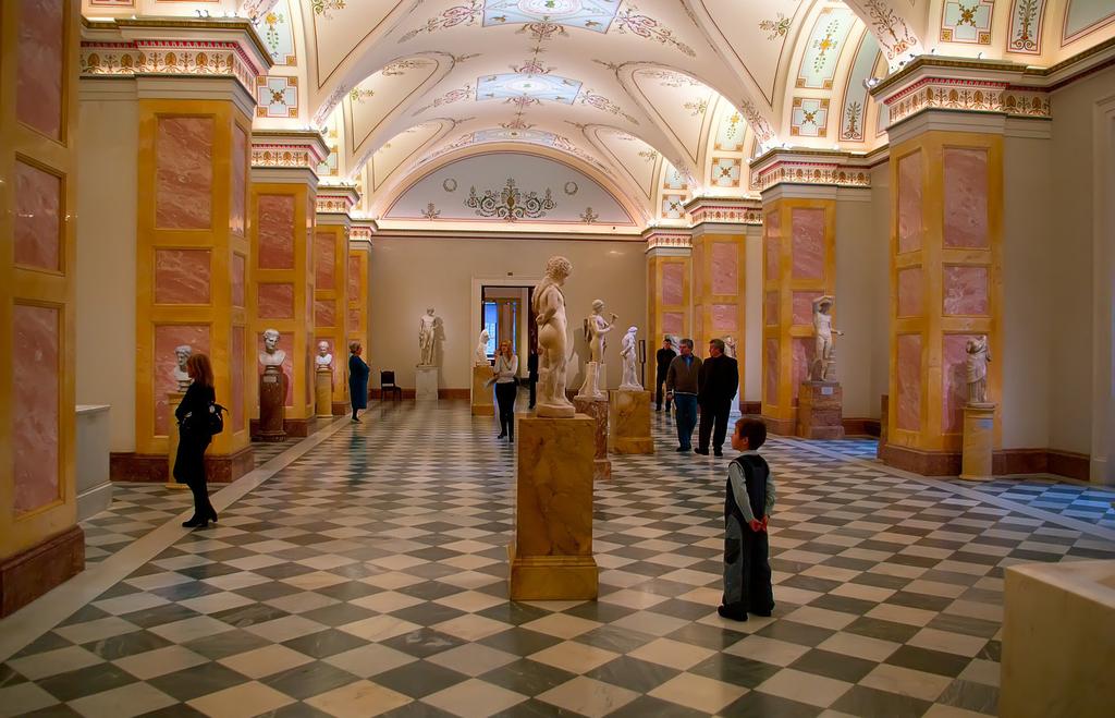 Oggi i musei vedono il loro numero di visitatori crescere, nonostante la crisi economica e politica.