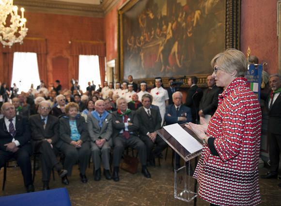 70 anniversario della Liberazione: il Ministro Pinotti consegna medaglia commemorativa Roma, 22 aprile 2015: in occasione del 70 anniversario della Liberazione, il Ministro della Difesa Roberta