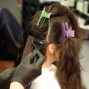 In caso di presenza di residui di gel, mousse, cere e altri prodotti styling risciacquare i capelli velocemente solo con acqua e asciugare con cura.