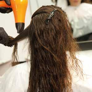 MODO D USO step by step APPLICATION 4 Rinse RISCIACQUO RINSING Sciacqua i capelli rimuovendo il 40-50% del prodotto (eseguire un risciacquo veloce per un max di 10 secondi in caso di capello lungo e