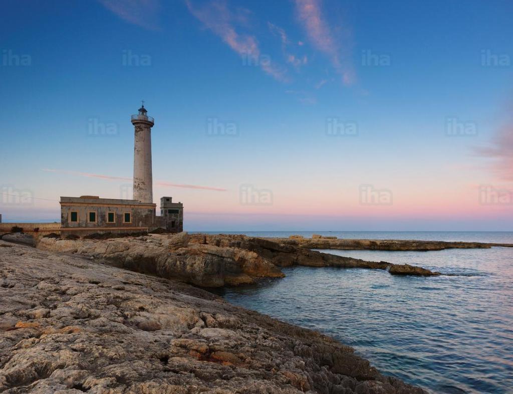 L ARCHITETTURA Assieme al Faro venne costruito anche un adiacente casale, che serviva come stalla per il ricovero degli animali per il trasporto che, permettevano il collegamento ad Augusta o ad