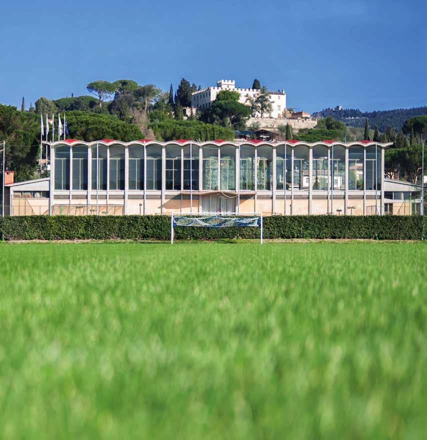 IL CENTRO TECNICO DI COVERCIANO Incastonato ai piedi delle colline fi orentine che portano a Fiesole, il Centro Tecnico Federale di Coverciano è una vera gemma, rinomata in tutto il mondo per la