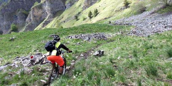 VALLE GRANA Mountain-bike tra storia e gastronomia Ritrovo dei partecipanti davanti al Filatoio di Caraglio, breefing introduttivo da parte dell accompagnatore cicloturistico, e partenza del tour.