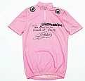 .. La maglia rosa è un feticcio che non ha mai perso il suo potere evocativo, ma che al tempo stesso non è mai rimasta uguale a se stessa.