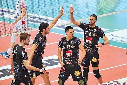 PallavoloR Gara-2 di finale VENERDÌ 5 MAGGIO 207 LA GAZZETTA DELLO SPORT 33 Civitanova sogna Trento recupera due volte: incredibile il quarto set in cui la Diatec annulla addirittura quattro match