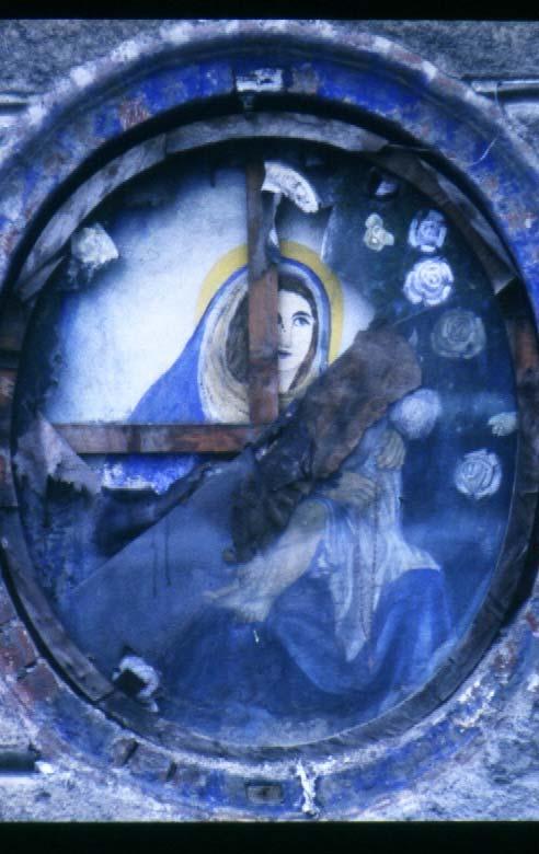 VIA MICCA PIETRO ang. VIA CALATAFIMI DENOMINAZIONE : MADONNA DEL ROSARIO e poi MADONNA DELLE 7 SPADE DESCRIZIONE : Era situato in una nicchia ovale nella parte bassa della casa.