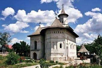 Gioielli architettonici della città sono la cittadella medievale e la chiesa di San Giorgio, costruita nel 1522 e facente parte del gruppo delle Chiese dipinte della Moldavia settentrionale, dal 1993