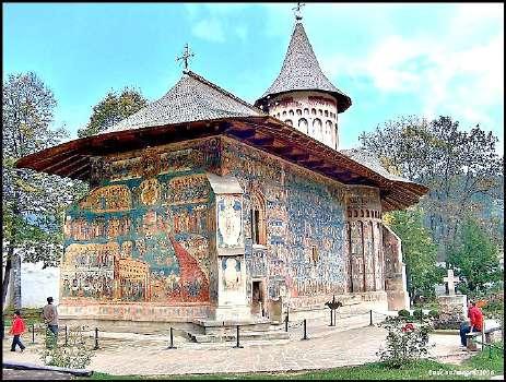 Durante il Medioevo la città conobbe il suo massimo splendore quando Pietro I di Moldavia nel 1388 ne fece la capitale del Principato di Moldavia, ruolo che mantenne fino al 1565 quando, sotto il