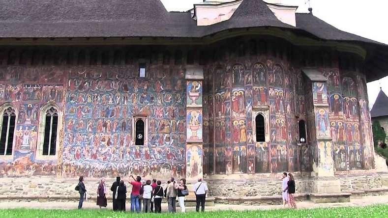 Il monastero di Moldovita, costruito per volere del principe Petru Rares nel 1532 e dipinto 5 anni dopo, è decorato con stupendi affreschi ispirati ad una poesia dedicata alla Vergine Maria e al suo