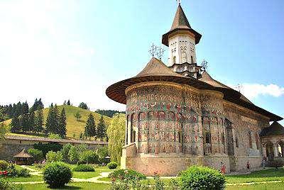 Decorate principalmente in giallo ocra, rosso, verde e blu, le pareti del monastero di Moldovita, costruito nel bel mezzo della foresta, ospitano anche una rappresentazione della genealogia di Cristo.