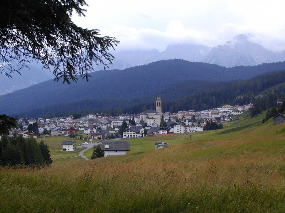 In uno splendido anfiteatro, lambita da immensi boschi, Padola ( m. 1218 s.l.m. ) offre un aria balsamica e molte passeggiate. E un eremo di pace ristoratrice.