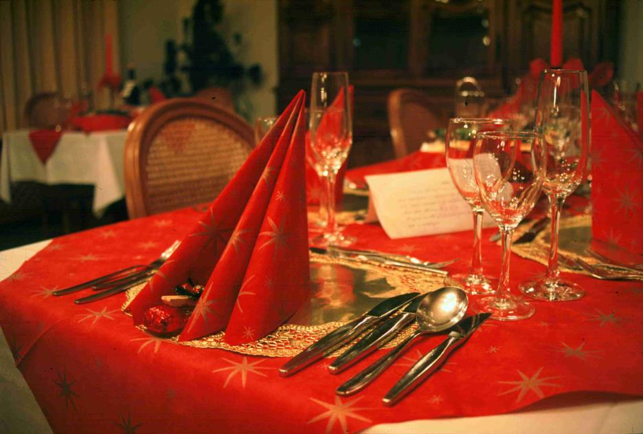 In adiacenza una luminosa sala da pranzo con una capienza di 120 posti a sedere.