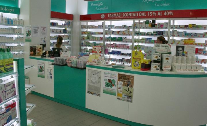 pharmacist. Display fittings are streamlined, functional and ergonomic.