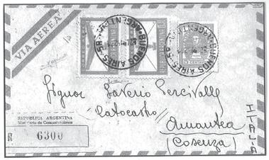 Lettera raccomandata da Buenos Aires per Amantea del 24 maggio 1952 affrancata con due esemplari del falso da 1 peso; tratta da Gianni Carraro e Luigi Sirotti, Il 100 lire della democratica.