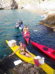 ancorano ed effettuano pesca sportiva. Passando la giornata in kayak raccogliendo dati su tutte le imbarcazioni che entrano illegalmente o legalmente, come kayak, barche a vela e pedalò.