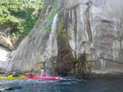 esperienza in kayak e vuole esplorare la Costiera Amalfitana.